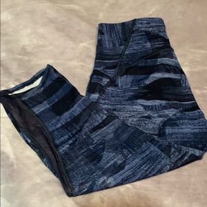 Lulu size 6. EUC. Crop